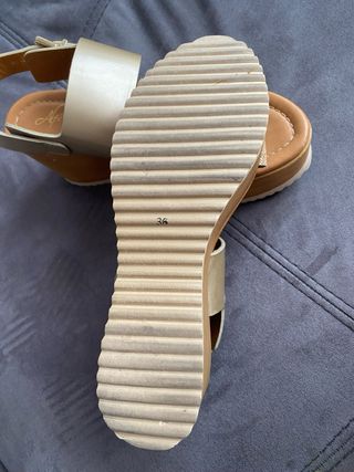 Sandalias doradas y marrones