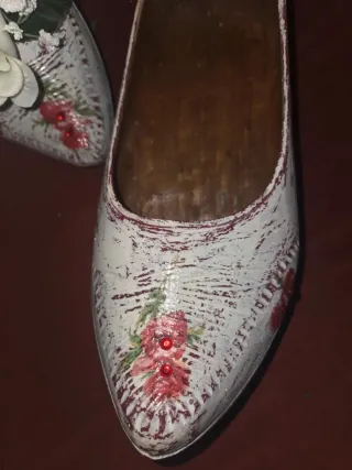 Madreñas antiguas decoradas