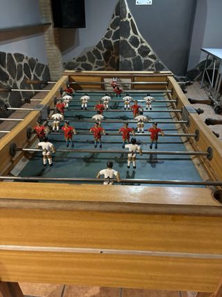 Futbolín de madera con jugadores de metal