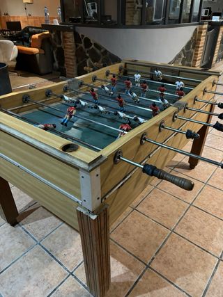 Futbolín de madera con jugadores de metal