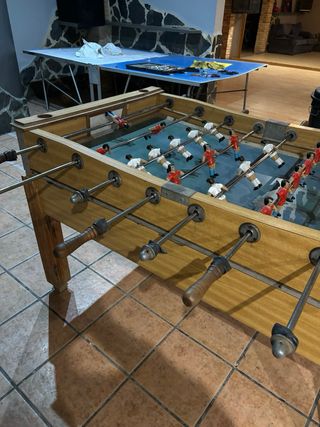 Futbolín de madera con jugadores de metal