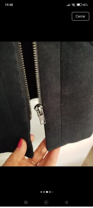 Abrigo negro con cremallera