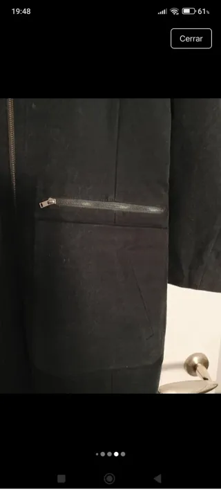 Abrigo negro con cremallera