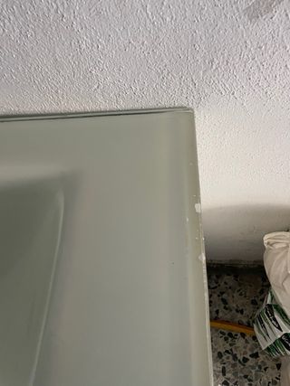 Mueble de baño rojo con lavabo blanco