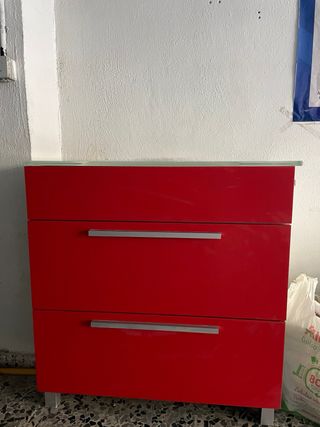 Mueble de baño rojo con lavabo blanco