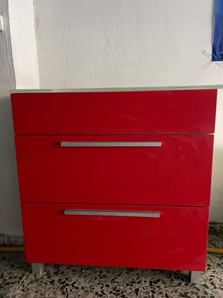 Mueble de baño rojo con lavabo blanco