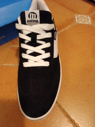 Zapatillas MTNG negras y blancas sin usar