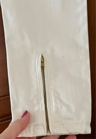 Jeans bianchi con patch rosa rossa