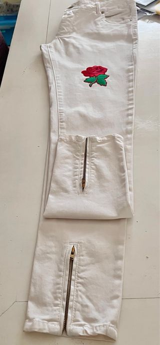 Jeans bianchi con patch rosa rossa