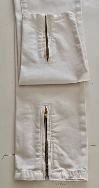 Jeans bianchi con patch rosa rossa