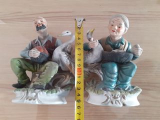 Figure in ceramica di bambini e nonni con oche