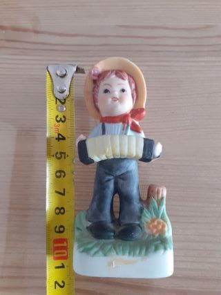 Figure in ceramica di bambini e nonni con oche