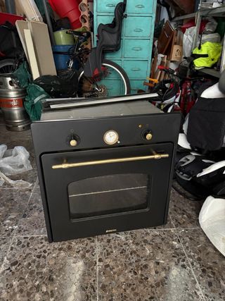 Horno eléctrico clásico, marca Ariston.