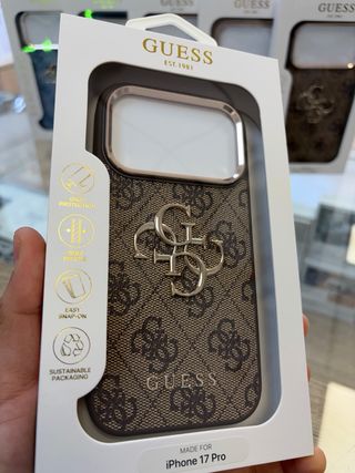 Funda Guess iPhone 17 pro y oro max