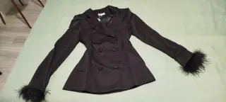 Blazer negro con plumas en mangas