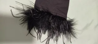 Blazer negro con plumas en mangas