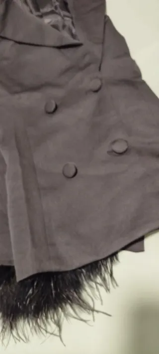 Blazer negro con plumas en mangas