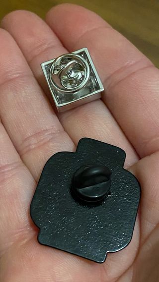 Pin Lego Cabeza Amarilla y Bloque Plateado