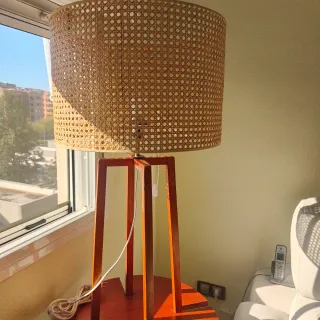 Lámpara de pie con mesa auxiliar.