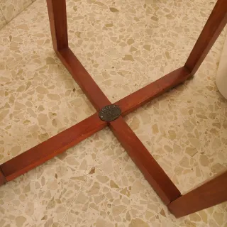 Lámpara de pie con mesa auxiliar.