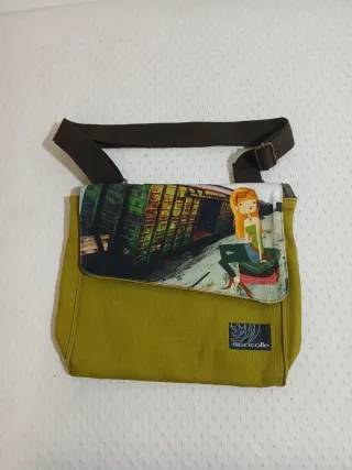 Bolso juvenil verde con estampado