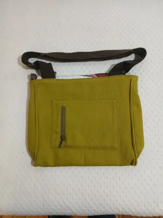 Bolso juvenil verde con estampado