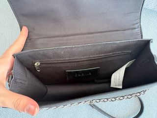 Bolso negro Bershka con cadena