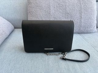 Bolso negro Bershka con cadena