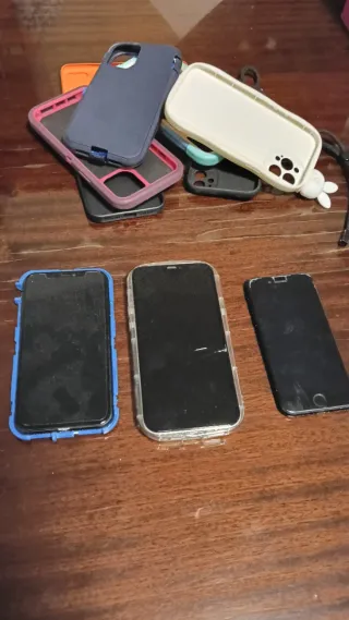 Vendesi vari iPhone e custodie