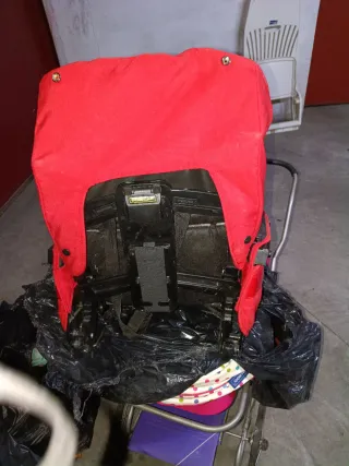 Cochecito de bebé rojo