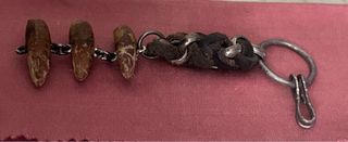 Antiguo amuleto de semillas de datil.