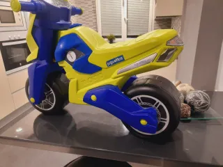 Moto de juguete amarilla y azul