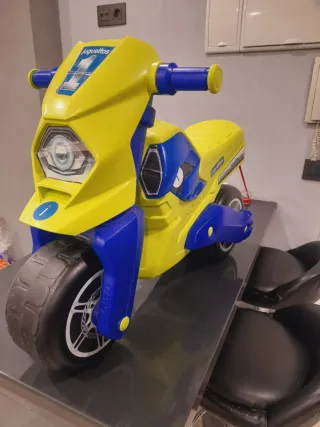 Moto de juguete amarilla y azul
