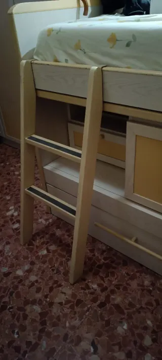 Cama nido con cajones y estantería