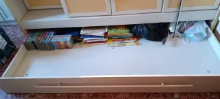 Cama nido con cajones y estantería