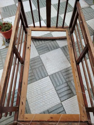 Cuna de madera antigua