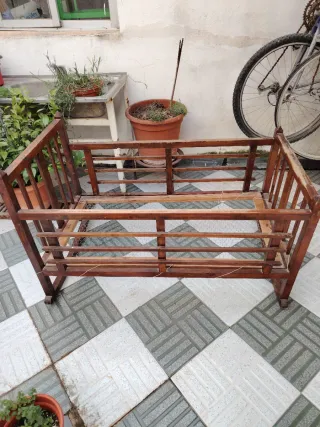 Cuna de madera antigua
