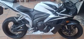 Honda CBR 600RR Negra y Blanca