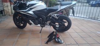 Honda CBR 600RR Negra y Blanca
