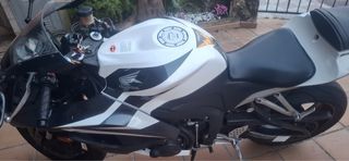 Honda CBR 600RR Negra y Blanca