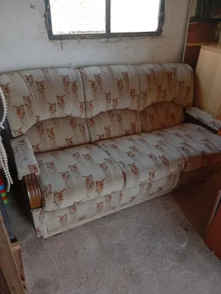 Sofá de tela beige y rojo