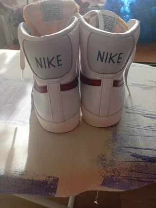 Zapatillas Nike Unisex Blancas y Beige