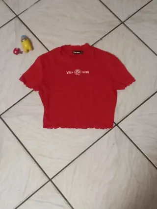Crop top rosso con stampa Wild Thing