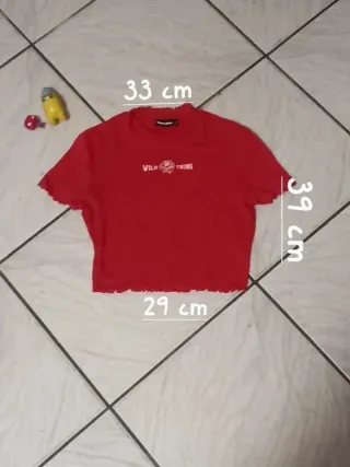 Crop top rosso con stampa Wild Thing