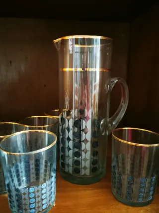 Jarra y 4 vasos vintage dorados