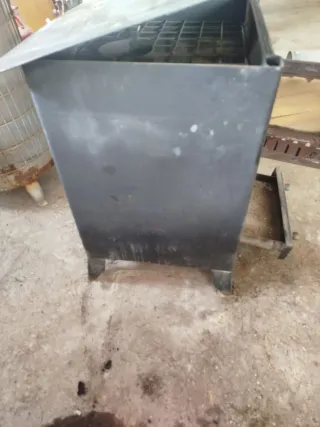 Estufa de leña metálica negra