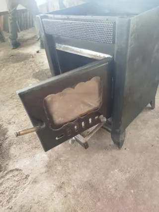 Estufa de leña metálica negra