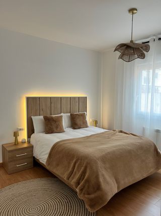 Dormitorio Kibuc: Cama y Mesitas