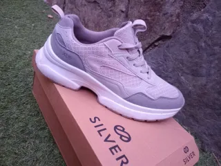 Zapatillas grises y blancas XL8