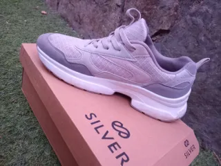 Zapatillas grises y blancas XL8